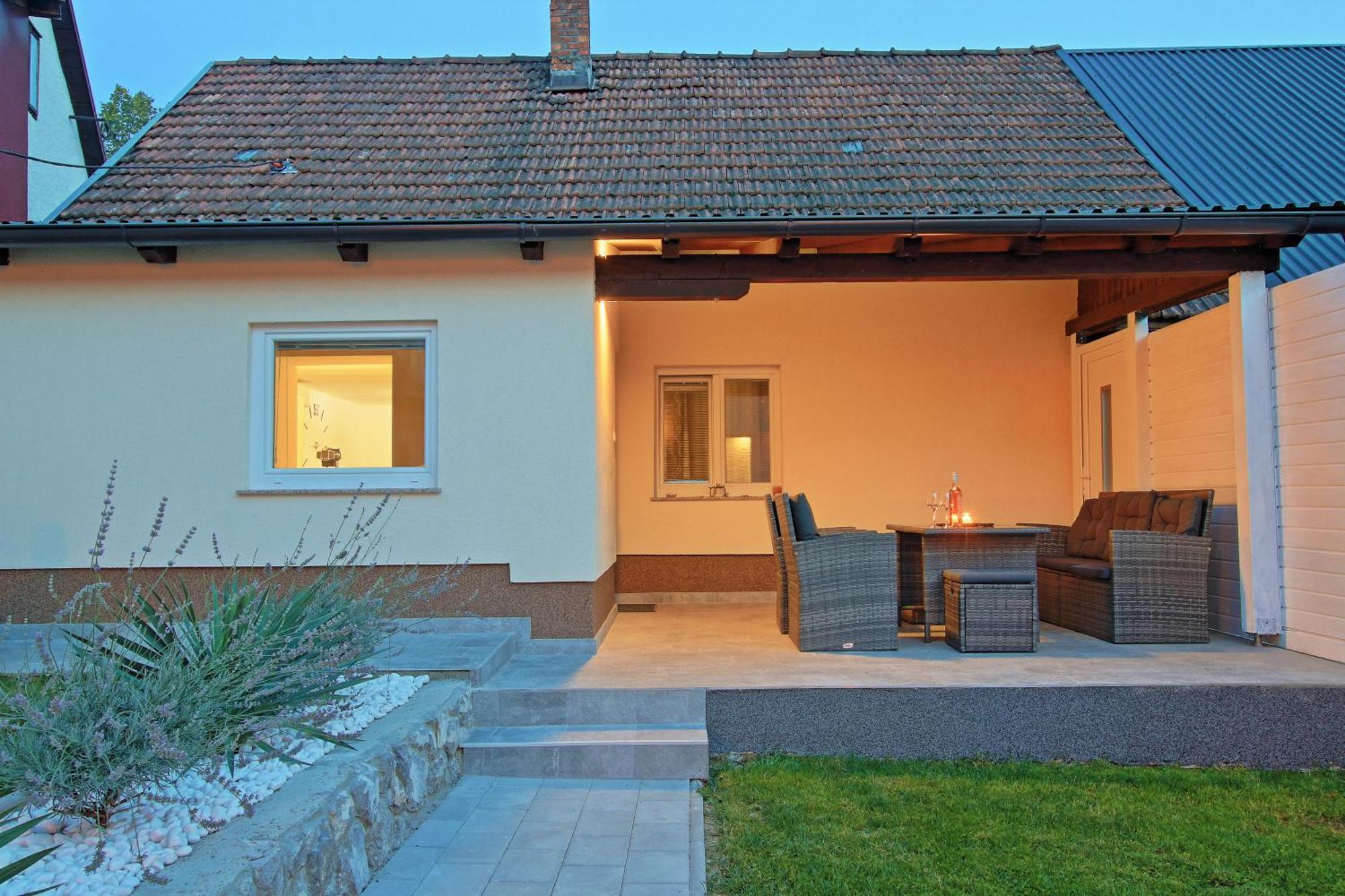 Guesthouse L&K Brinje Exterior photo
